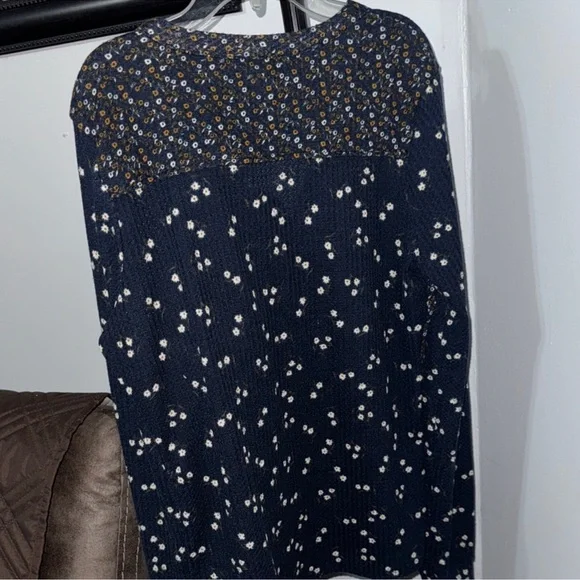 DR2 Navy Floral Long Sleeve Top w/ Thumb Holes Size L NWOT - Picture 6 of 6